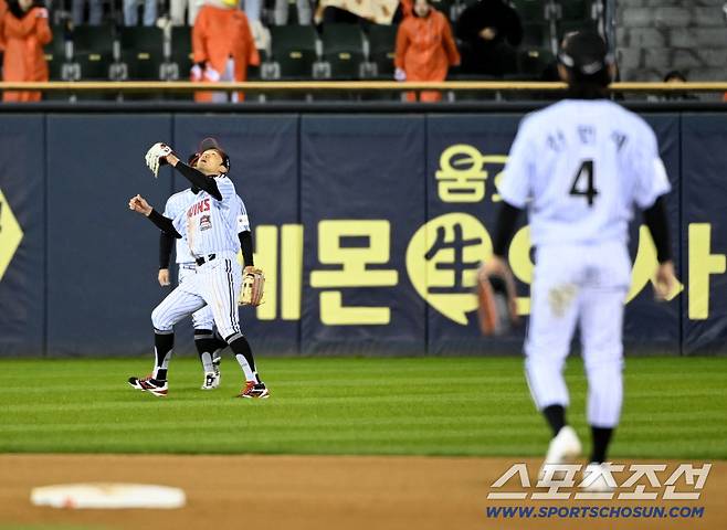 7회초 2사 좌익수 방면으로 떠오른 노시환의 타구를 쫓는 박해민