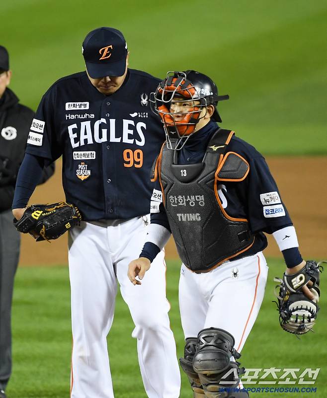27일 잠실구장에서 열린 한국시리즈 2차전 LG 트윈스와 한화 이글스의 경기. 2회말 무사 만루 위기를 맞은 한화 선발 류현진이 포수 최재훈과 숨을 고르고 있다. 잠실=박재만 기자 pjm@sportschosun.com/2025.10.27/