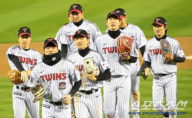 27일 잠실구장에서 열린 한국시리즈 2차전 LG 트윈스와 한화 이글스의 경기. 승리한 LG 선수들이 기뻐하고 있다. 잠실=박재만 기자 pjm@sportschosun.com/2025.10.27/
