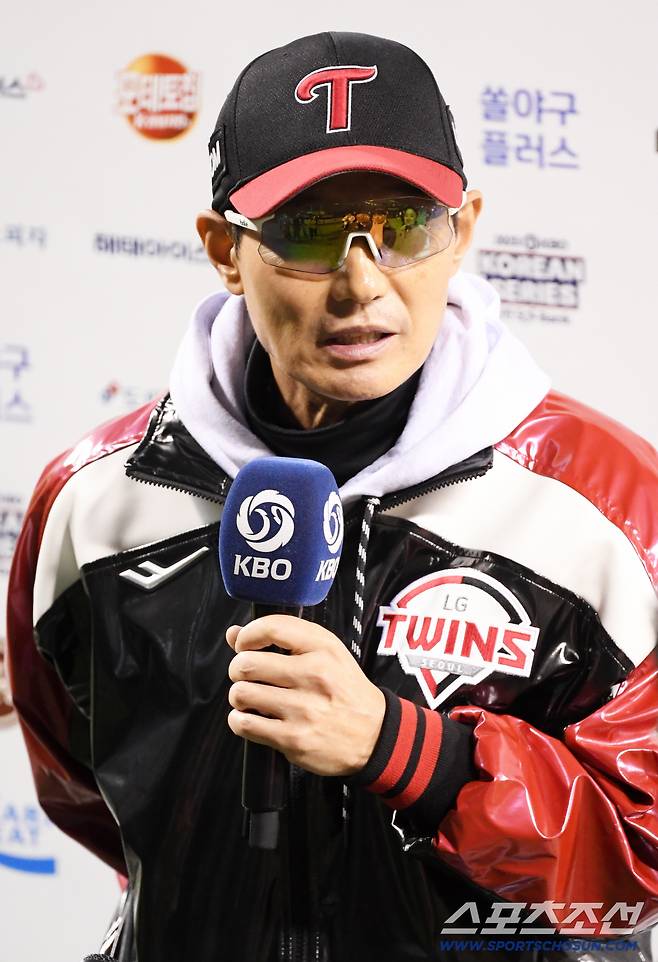 27일 잠실구장에서 열린 한국시리즈 2차전 LG 트윈스와 한화 이글스의 경기. 승리한 LG 염경엽 감독이 인터뷰를 하고 있다. 잠실=박재만 기자 pjm@sportschosun.com/2025.10.27/