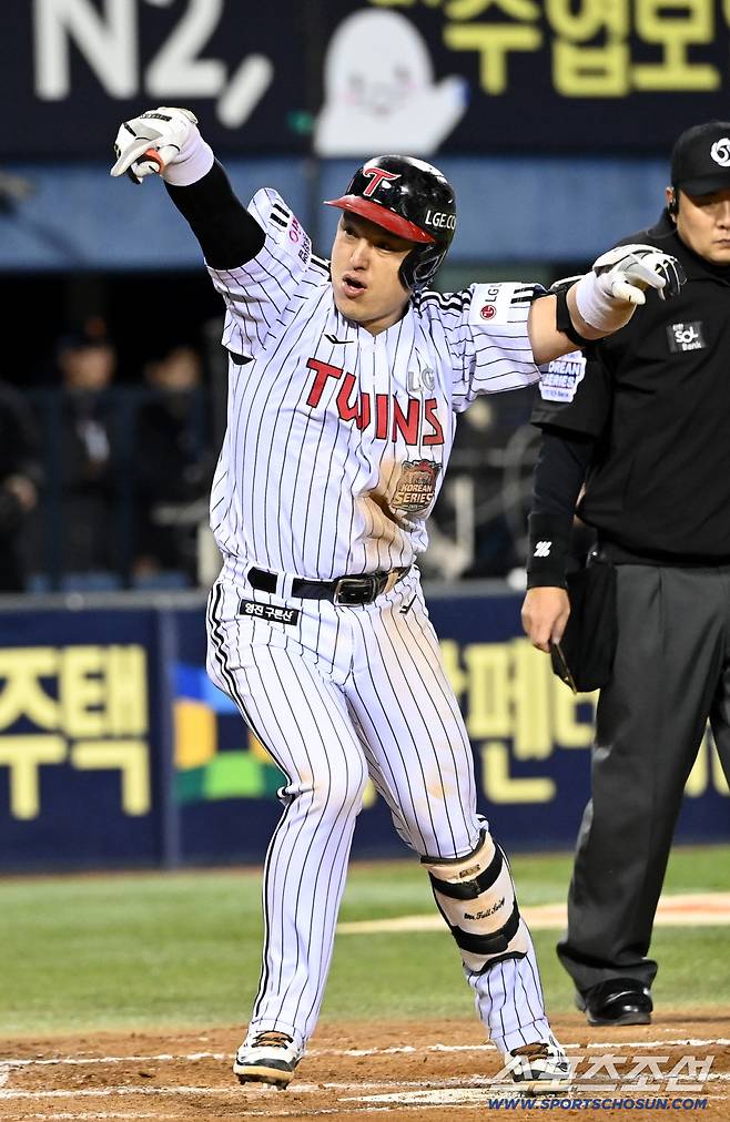 27일 서울 잠실구장에서 열린 한화와 LG의 한국시리즈 2차전. 3회말 2사 1루 박동원이 좌월 2점홈런을 치고환호하고 있다. 잠실=허상욱 기자wook@sportschosun.com/2025.10.27/