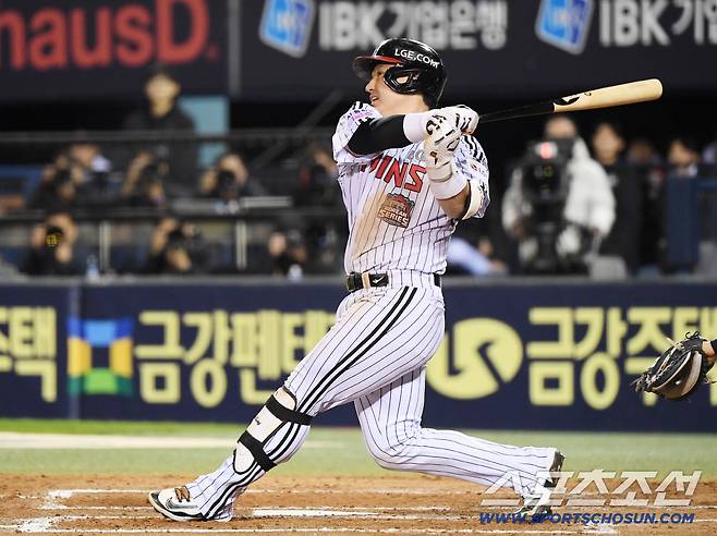27일 서울 잠실구장에서 열린 한화와 LG의 한국시리즈 2차전. 3회말 2사 1루 박동원이 투런포를 치고 있다. 잠실=정재근 기자 cjg@sportschosun.com/2025.10.27/