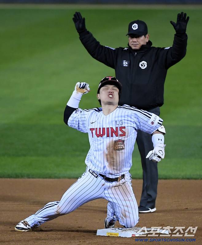 27일 잠실구장에서 열린 한국시리즈 2차전 LG 트윈스와 한화 이글스의 경기. 2회말 무사 만루 LG 박동원이 적시타를 날린 뒤 환호하고 있다. 잠실=박재만 기자 pjm@sportschosun.com/2025.10.27/