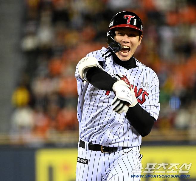 2회말 1사 2루 홍창기가 1타점 역전타를 친 후 환호하고 있다. 잠실=허상욱 기자