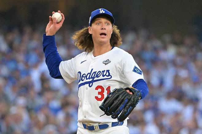 Oct 27, 2025; Los Angeles, California, USA; Los Angeles Dodgers pitcher Tyler Glasnow (31) throws to first for an out against Toronto Blue Jays second baseman Bo Bichette (11) in the second inning during game three of the 2025 MLB World Series at Dodger Stadium. Mandatory Credit: Jayne Kamin-Oncea-Imagn Images







<저작권자(c) 연합뉴스, 무단 전재-재배포, AI 학습 및 활용 금지>