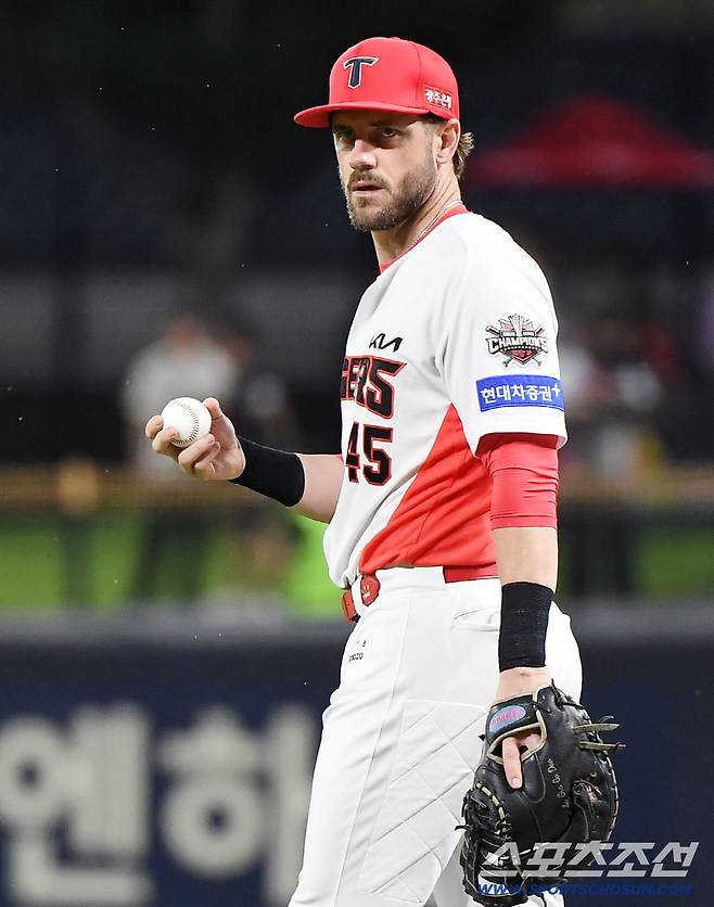 17일 광주 기아챔피언스필드에서 열린 한화-KIA전. 1회초 1사 리베라토의 2루타 때 포구 실책을 범한 1루수 위즈덤. 광주=정재근 기자 cjg@sportschosun.com/2025.9.17/