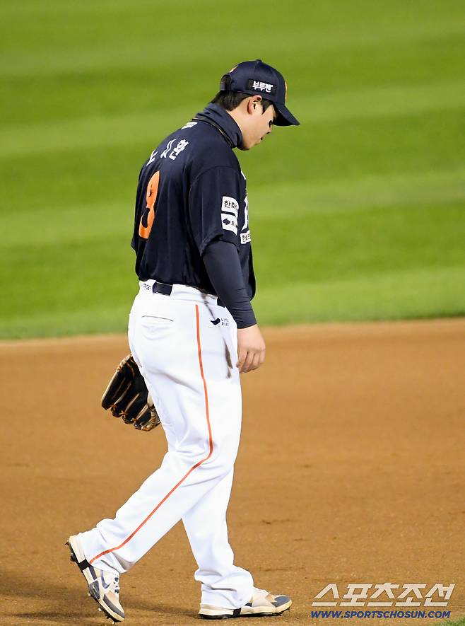 27일 잠실구장에서 열린 한국시리즈 2차전 LG 트윈스와 한화 이글스의 경기. 7회말 무사 2루 LG 박동원 번트 타구를 1루 악송구한 한화 3루수 노시환이 자책하고 있다. 잠실=박재만 기자 pjm@sportschosun.com/2025.10.27/