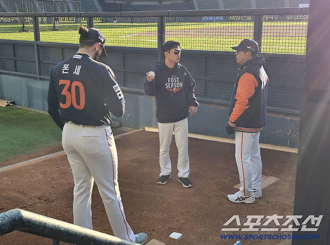 폰세의 불펜피칭을 지켜보는 양상문 투수코치. 김영록 기자