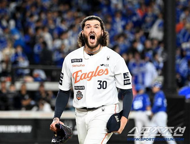 24일 대전 한화생명볼파크에서 열린 PO 5차전 삼성과 한화의 경기, 5회초 폰세가 디아즈를 삼진 처리하며 이닝을 끝낸 후 관중석의 팬들을 향해 환호하고 있다. 대전=허상욱 기자wook@sportschosun.com/2025.10.24/