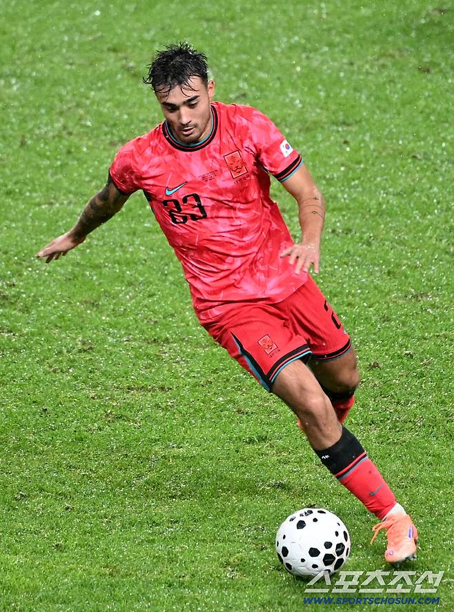 10일 서울월드컵경기장에서 열린 대한민국 축구대표팀과 브라질의 A매치 평가전, 옌스 카스트로프가 공을 다투고 있다. 상암=허상욱 기자wook@sportschosun.com/2025.10.10/