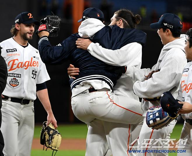 24일 대전 한화생명볼파크에서 열린 PO 5차전 삼성과 한화의 경기, 한화가 11대2로 승리하며 한국시리즈에 진출했다. 경기를 끝낸 후 폰세에 안긴 문동주의 모습. 대전=허상욱 기자wook@sportschosun.com/2025.10.24/