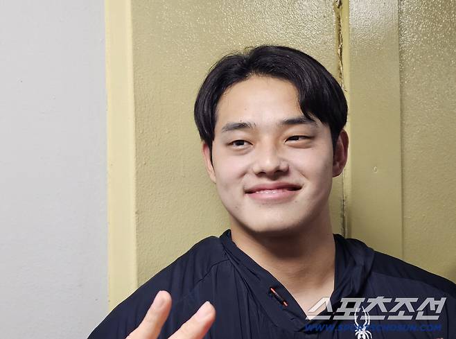 인터뷰에 임한 문동주. 김영록 기자