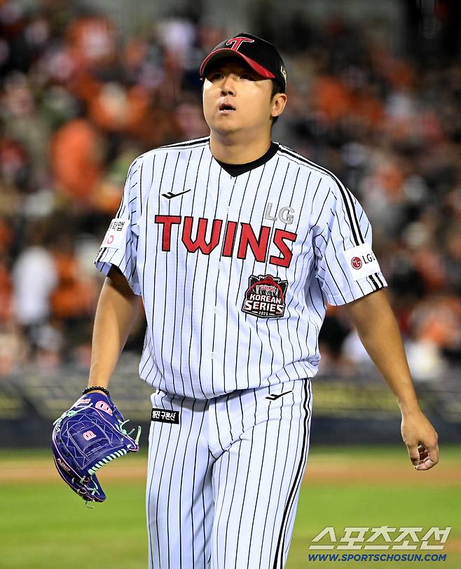 27일 서울 잠실구장에서 열린 한화와 LG의 한국시리즈 2차전. 6회초 투구를 무실점으로 마친 송승기가 더그아웃으로 향하고 있다. 잠실=허상욱 기자wook@sportschosun.com/2025.10.27/