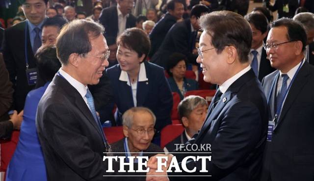 이재명 대통령이 민주당 대선후보 시절인 지난 4월 30일 오후 서울 여의도 국회 의원회관에서 열린 민주당 제21대 대통령선거 '진짜 대한민국' 중앙선거대책위원회 출범식에서 이석연 공동선대위원장과 인사하는 모습. /뉴시스