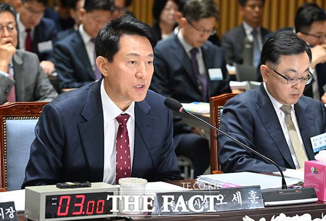 오세훈 서울시장이 20일 오전 서울 중구 서울특별시청에서 열린 국회 국토교통위원회의 서울특별시에 대한 국정감사에 참석해 질의에 답변을 하고 있다. /박헌우 기자