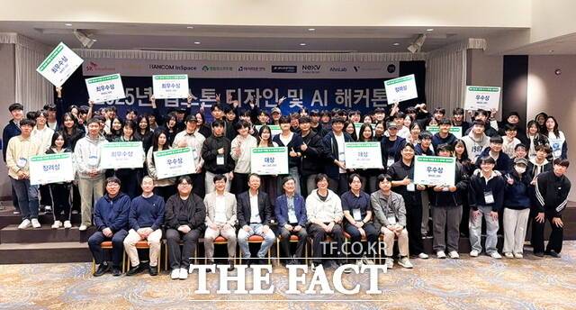 '2025 캡스톤디자인 및 AI 해커톤'에서 수상한 학생들과 관계자들이 단체 기념사진을 촬영하고 있다. /순천향대학교