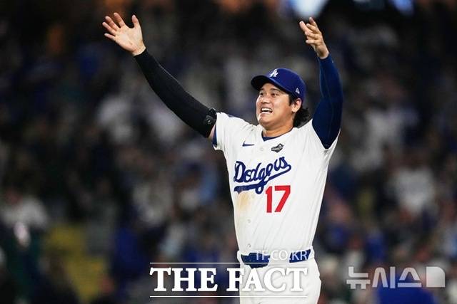 LA 다저스 오타니 쇼헤이가 28일(한국시간) 토론토와의 월드시리즈 3차전서 승리가 확정되자 감격에 겨워 두 팔을 들고 있다. /LA=AP.뉴시스