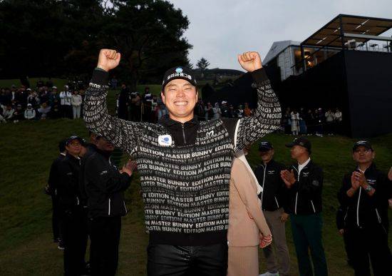 이정환이 제네시스 챔피언십 우승 직후 환호하고 있다. KPGA 제공