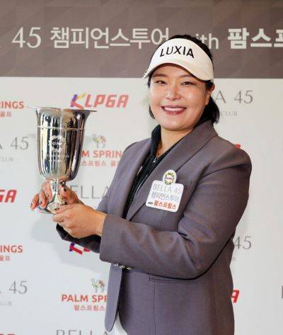 최혜정이 벨라45 챔피언스 투어 8차전에서 우승한 뒤 트로피를 들고 미소를 짓고 있다. KLPGA 제공