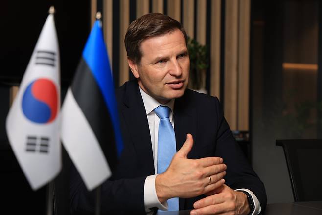 지난 23일 서울 중구 서울스퀘어 주한에스토니아 대사관에서 한노 페브쿠르 에스토니아 국방장관이 인터뷰 하고 있다. /장경식 기자