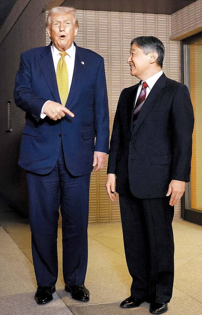 트럼프, 日천황 가리키며 “위대한 분”  27일 일본을 방문한 도널드 트럼프 미국 대통령이 도쿄 황궁에서 나루히토(오른쪽) 천황과 30분간 면담을 마친 뒤 배웅을 받던 중 그를 가리키며 “위대한 분”이라고 말하고 있다./AFP 연합뉴스