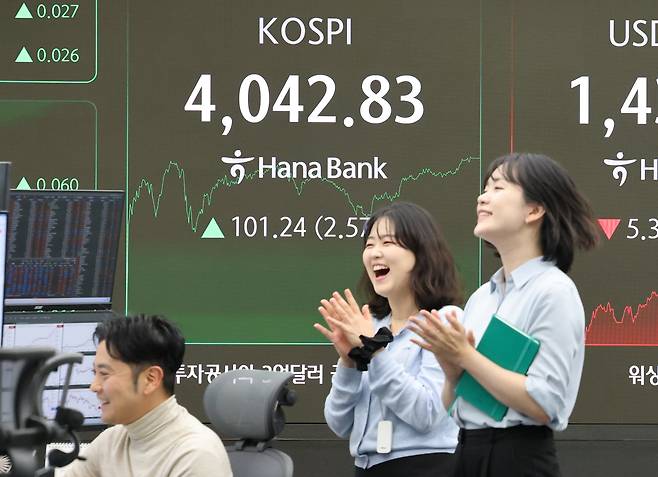 27일 서울 중구 하나은행딜링룸에 4000 포인트를 돌파한 코스피 지수가 표시되고 있다. /장경식 기자