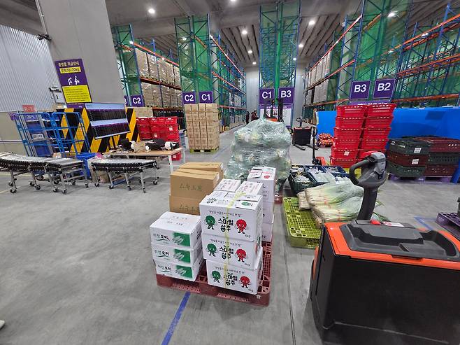 지난 24일 오후 컬리 안산 물류센터(FSC) 냉장 창고 모습. 섭씨 2.8도를 유지하고 있다. /최효정 기자