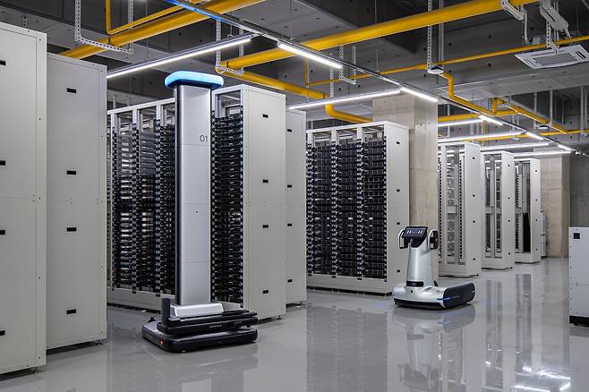 각 세종 내 IT 로봇창고에서 협업하고 있는 세로(SeRo)와 가로(GaRo)./네이버