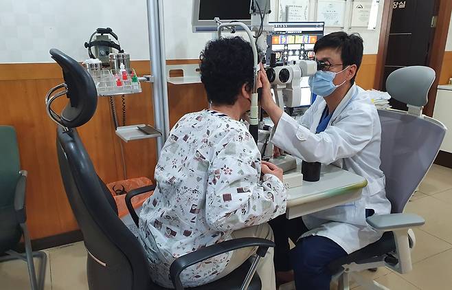 백내장 검사를 받는 환자. 기사와 직접적 관련 없음. /보성군
