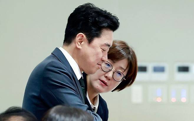 강훈식 대통령 비서실장(왼쪽)과김현지제1부속실장이 지난 14일 용산 대통령실에서 열린 국무회의에서 대화하고 있다. ⓒ연합뉴스