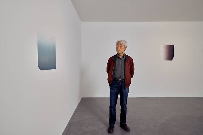 신작 공간 ‘실렌티움’의 벽에 그린 자신의 그림 앞에 선 이우환 작가. 호암미술관 제공