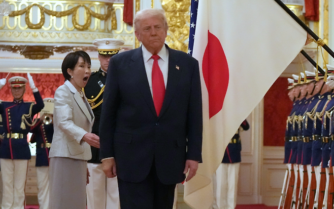 도널드 트럼프 미국 대통령이 28일 일본 도쿄 아카사카궁에 도착해 자위대 의장대를 사열하던 도중 국기에 대해 예우하지 않고 일장기를 지나가고 있다. 다카이치 사나에 일본 총리가 이를 보고 놀라고 있다. AP 뉴시스