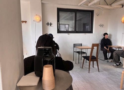 ‘중국인 손님을 받지 않겠다’고 공지한 후, 논란의 중심에 선 서울 성동구 성수동 한 카페의 28일 내부 모습.  [연합뉴스]