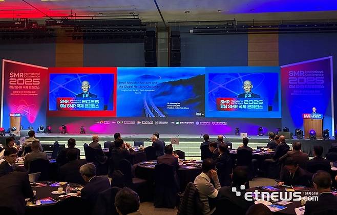 이회성 무탄소(CF)연합 회장이 28일 창원컨벤션센터에서 열린 '2025 경남 SMR 국제 콘퍼런스에서 기조강연하고 있다.