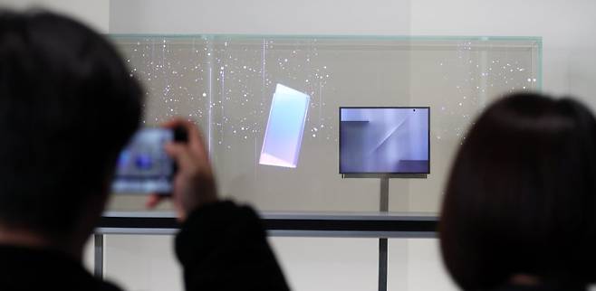 28일 경북 경주시 엑스포공원 에어돔에서 열린 APEC CEO 서밋 부대행사 'K-테크 쇼케이스'에서 삼성전자 부스에 트라이폴드폰이 전시돼 있다. 뉴시스