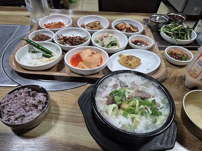 국밥집은 반찬이 간결한 게 보통이지만 경주에서는 더러 반찬 많이 깔아주는 집도 볼 수 있다. (사진=기고자 제공)