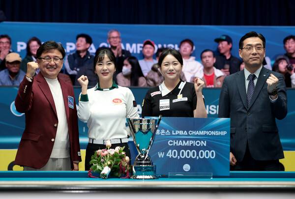 김민아가 27일 휴온스챔피언십 대회에서 우승한 뒤 김상아, 장상진 PBA 부총재, 김정훈 휴온스 단장과 기념촬영을 하고 있다. PBA 제공