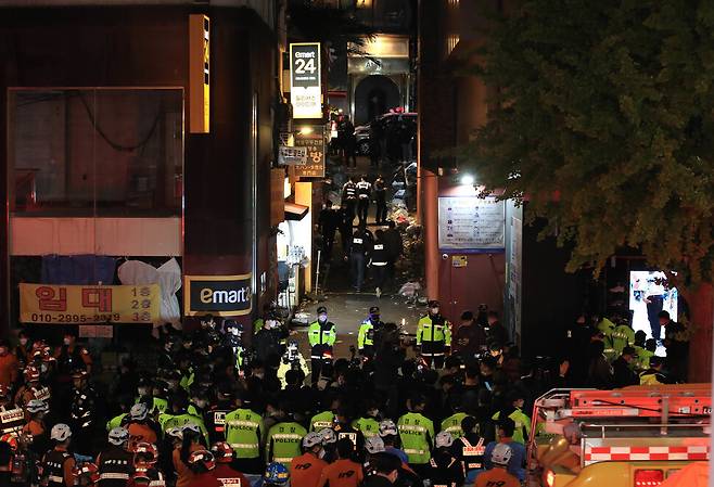 29일 밤 서울 용산 이태원 해밀턴 호텔 뒤 골목에서 압사고가 발생해 120명이 사망하고 100명이 다쳤다(30일 새벽 2시40분 기준). 사진은 30일 새벽 사고 현장 모습. 박종식 기자 anaki@hani.co.kr 2022.10.30 한겨레