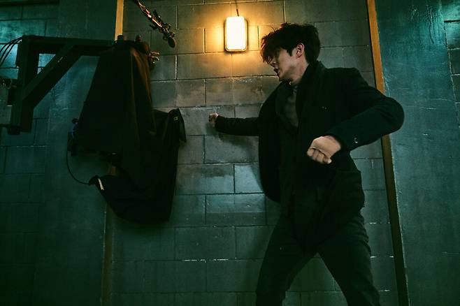 영화 ‘마녀’에서 둔재 콤플렉스에 사로잡힌 인물로 나오는 귀공자. 네이버 영화 갈무리