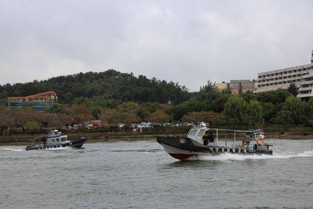 바다에서 불법조업 어선을 단속하던 해양경찰의 고속특수기동정이 27일 경북 경주시 보문관광단지 내 인공호수 보문호의 물살을 가르고 있다. 해경 작전본부 제공