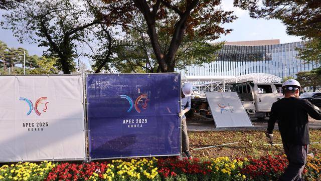 '2025 경주 아시아태평양경제협력체(APEC) 정상회의'가 임박한 26일 경북 경주화백컨벤션센터 입구에 펜스가 설치되고 있다. 경주=뉴스1