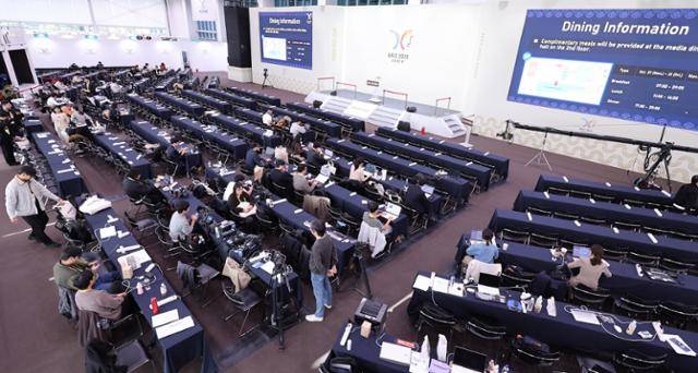 2025 경주 아시아태평양경제협력체(APEC) 정상회의 주간 시작 첫날인 27일 경북 경주 경주화백컨벤션센터 야외부지에 마련된 국제미디어센터에서 취재진들이 분주하게 움직이고 있다. 경주=뉴스1