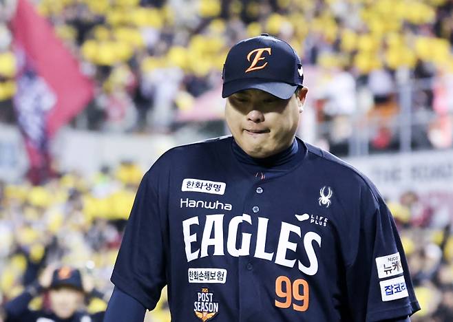 <yonhap photo-5419=""> 류현진 '이 악 물고' (서울=연합뉴스) 임화영 기자 = 27일 서울 잠실야구장에서 열린 2025 프로야구 한국시리즈 한화 이글스 대 LG 트윈스 2차전. 3회 말 LG에게 2점을 허용한 한화 선발투수 류현진이 더그아웃을 향하고 있다. 2025.10.27 hwayoung7@yna.co.kr/2025-10-27 20:40:52/ <저작권자 ⓒ 1980-2025 ㈜연합뉴스. 무단 전재 재배포 금지, AI 학습 및 활용 금지></yonhap>