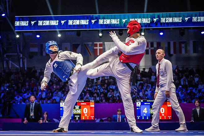 서건우(왼쪽)의 2025 세계태권도선수권대회 준결승전 모습. 사진=세계태권도연맹