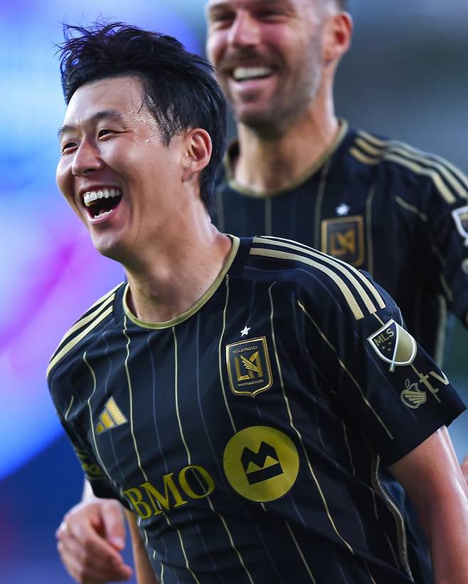 24일 FC댈러스전에서 프리킥으로 데뷔 골을 터뜨린 뒤 환호하는 손흥민. 사진=LAFC SNS