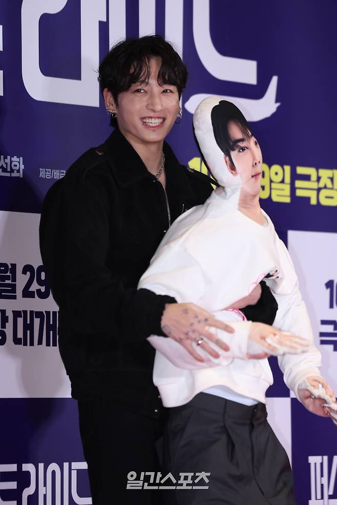 BTS(방탄소년단) 정국이 27일 오후 서울 송파구 롯데시네마 월드타워점에서 열린 영화 '퍼스트 라이드' VIP시사회 포토월 행사에 참석해 포토타임을 갖고 있다. '퍼스트 라이드'는 절친들이 떠나는 첫 해외여행을 그린 코미디 영화. 오는 29일 개봉. 서병수 기자 qudtn@edaily.co.kr /2025.10.27/