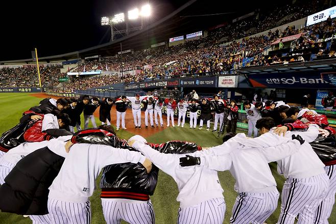 LG 선수단이 27일 잠실구장에서 열린 한화와의 한국시리즈 2차전에 앞서 선전을 다짐하고 있다. 사진=구단 제공