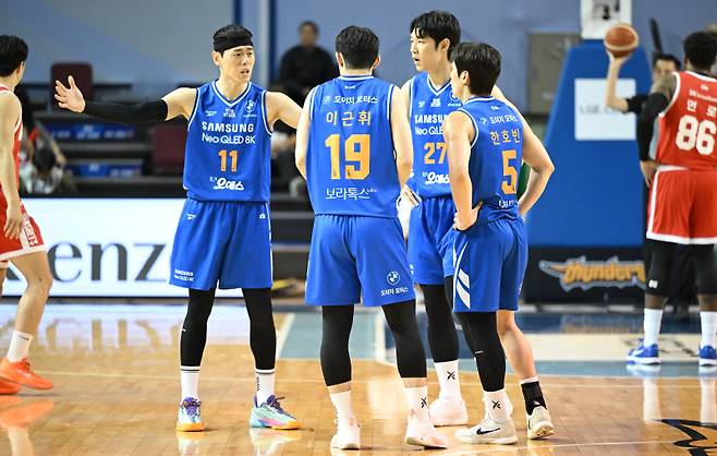 28일 서울 잠실실내체육관에서 열린 2025~26 LG전자 프로농구 정규리그 서울 SK 나이츠와의 홈 경기를 승리한 삼성 선수단. KBL 제공