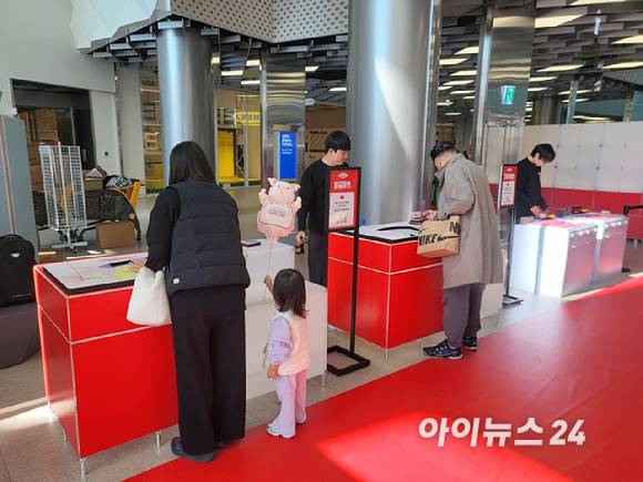 퍼즐 미션에 참여 중인 참가자들. [사진=정승필 기자]