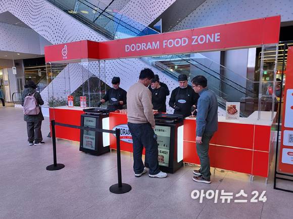 '도드람 페스타 더 그릴리스트' 팝업스토어에 마련된 푸드존. [사진=정승필 기자]